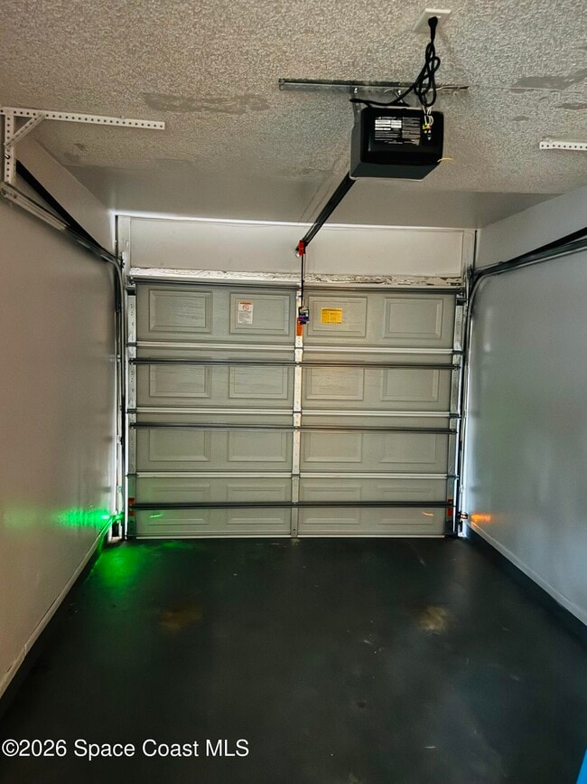 Building Photo - 1035 Nevada Dr NE