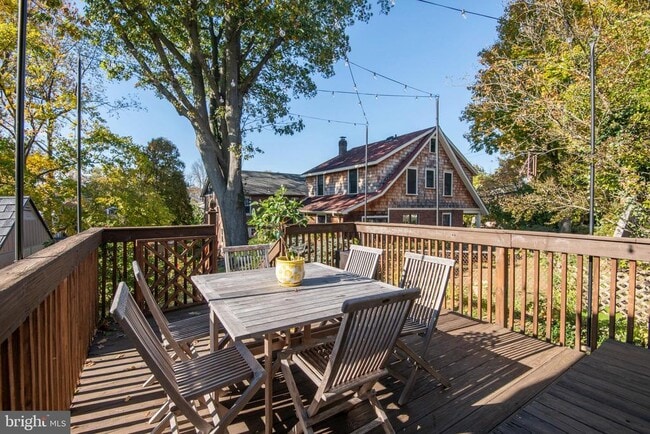 Building Photo - 404 S Jackson St