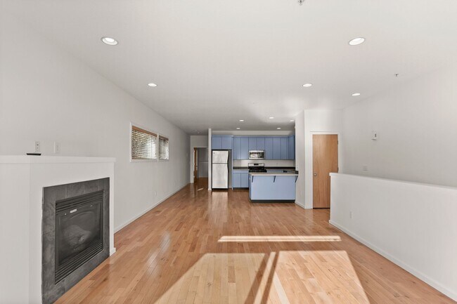 Building Photo - North Portland Recently Renovated Condo