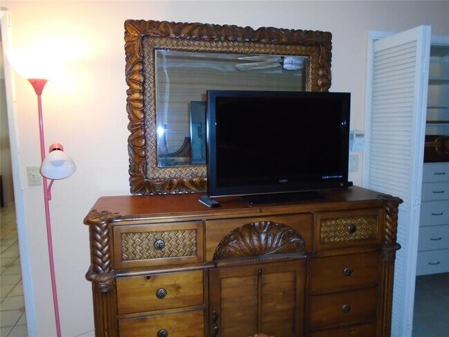 Building Photo - 3165 NE 48th Ct