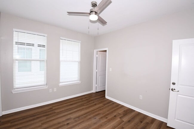 Building Photo - 4 Bed, 4.5 Bath in Rowandale