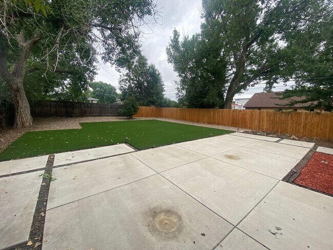 Building Photo - Charming 3-Bedroom Oasis with Expansive Yard and Driveway!