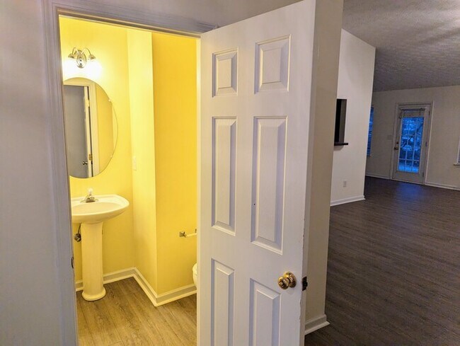 Building Photo - House 3 beds 2.5 baths