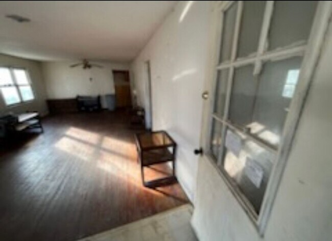 Building Photo - HANDY MAN SPECIAL! - $385 Month / $700 Down