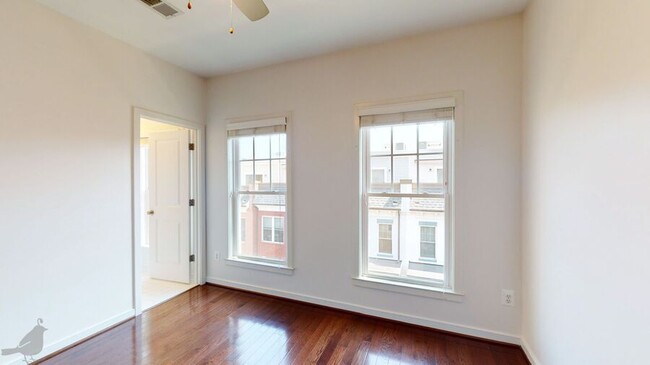 Building Photo - 517 Regent Pl NE
