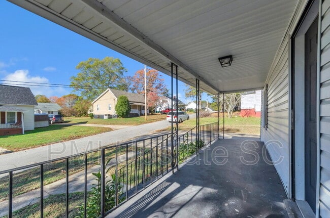 Building Photo - 109 S 7th St