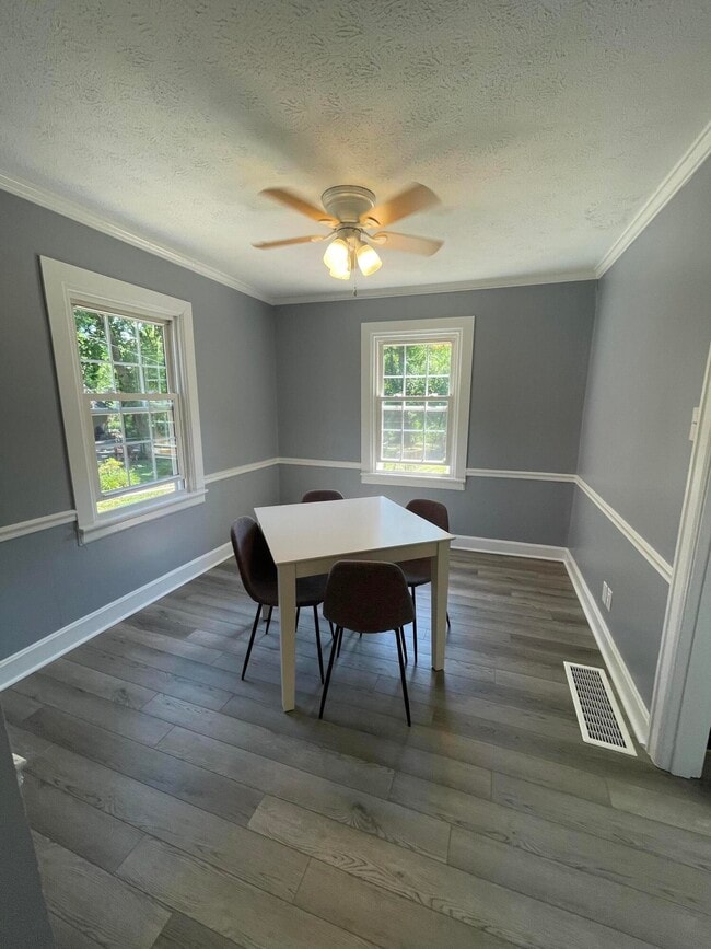 Building Photo - 492 Bob O Link Dr