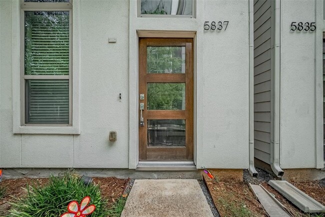 Building Photo - 5837 E Post Oak Ln