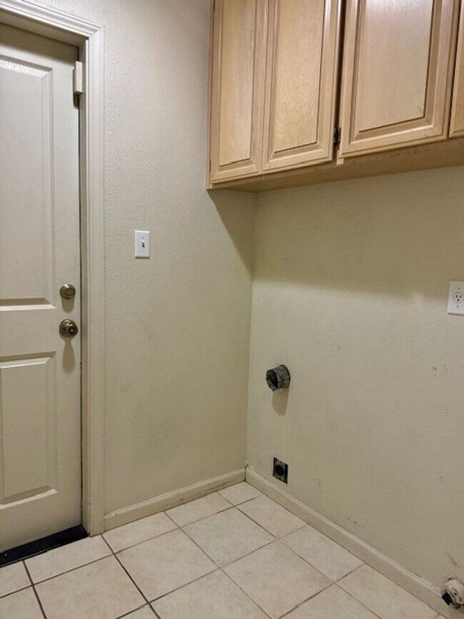 Building Photo - Nice Family Home in Quiet Neighborhood formally known as the French Collection Homes