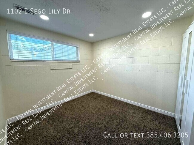Building Photo - 1102 E Sego Lily Dr