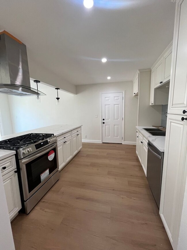 Building Photo - For Rent – Newly Remodeled 3 Bed / 2 Bath ...