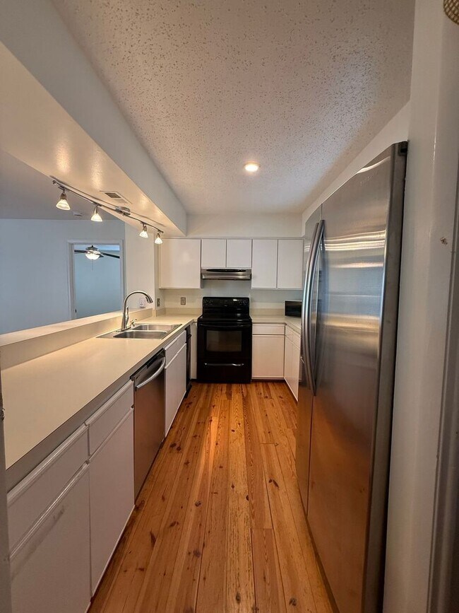 Building Photo - Chesapeake Bay Condo – One Block from the Beach!