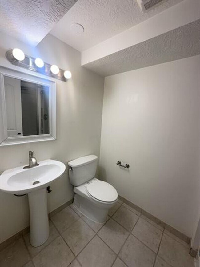 Building Photo - Charming Murray Home