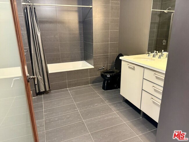 Building Photo - 460 S Spring St