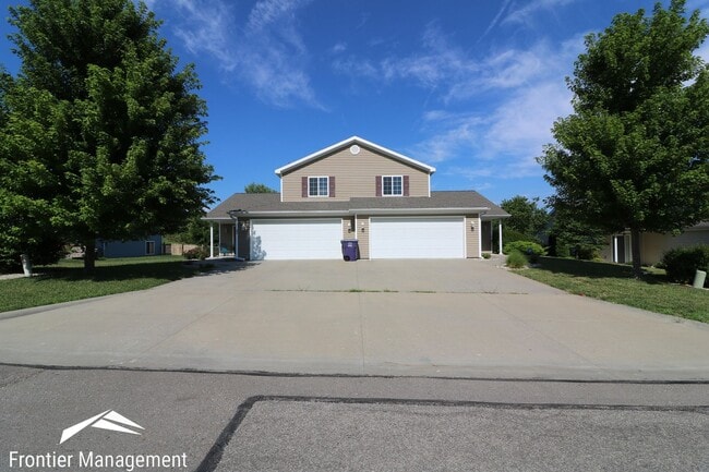 Building Photo - Gorgeous Duplex with Amazing View Off of Scenic Drive!