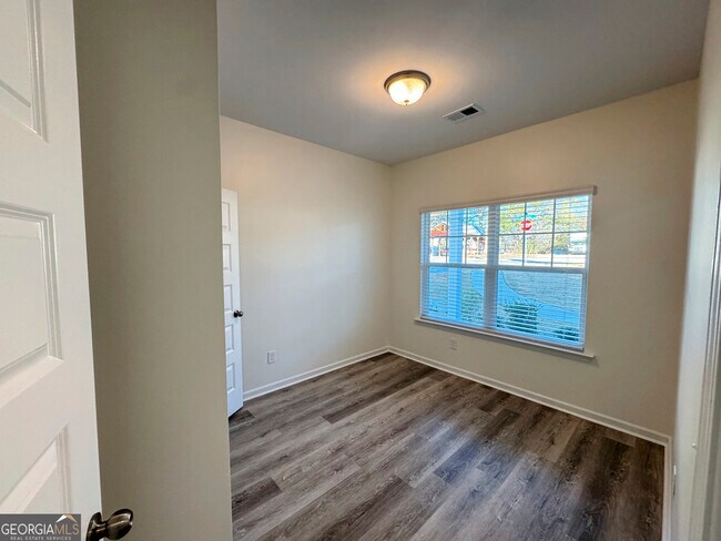 Building Photo - 214 N Dogwood St