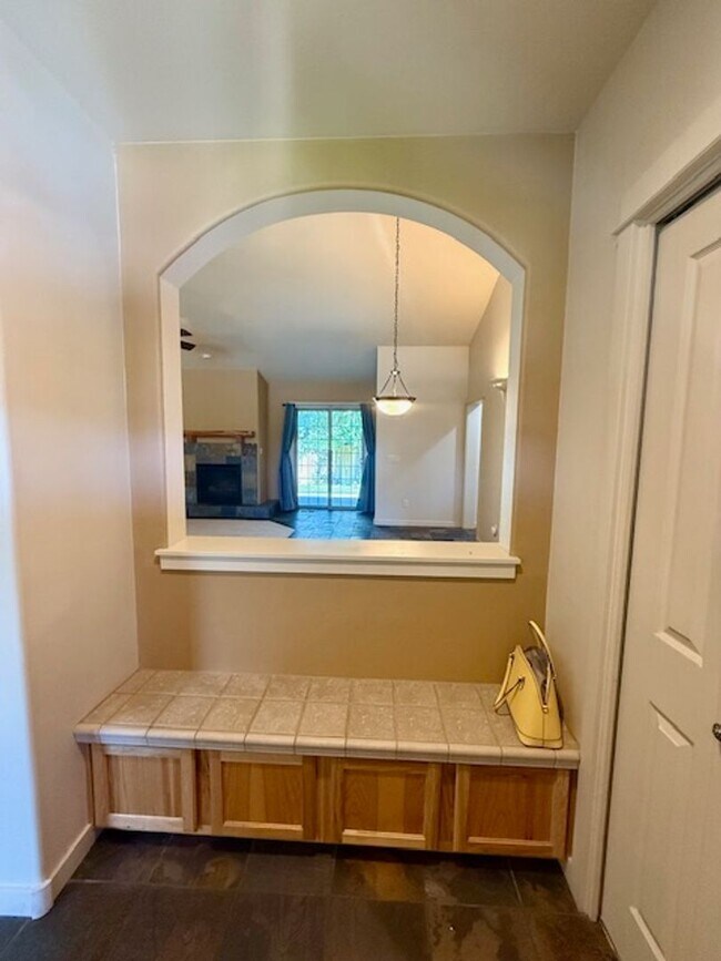 Building Photo - Charming 3 Bedroom Single-Level Home in Ba...