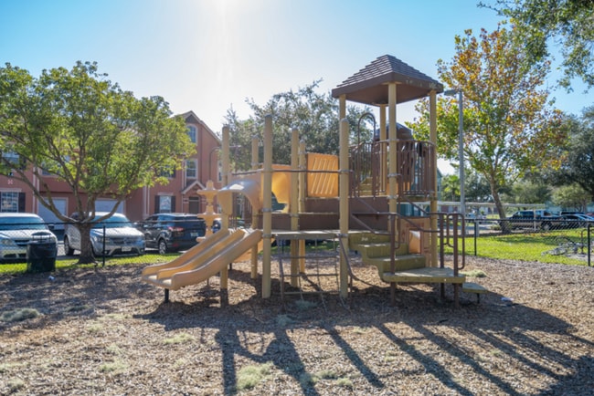 Building Photo - "Charming 2-Bed, 2-Bath Townhouse Retreat in Tampa's Serene White Lake Court!"