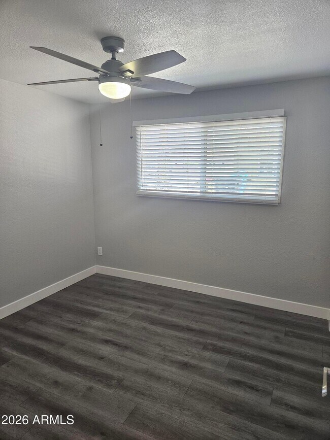 Building Photo - 1325 E Vista Ave