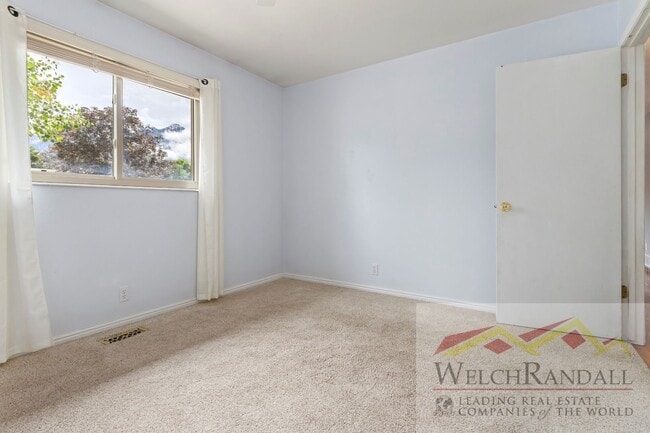Building Photo - Cozy & Beautiful 4-Bed, 2-Bath Sandy Home ...