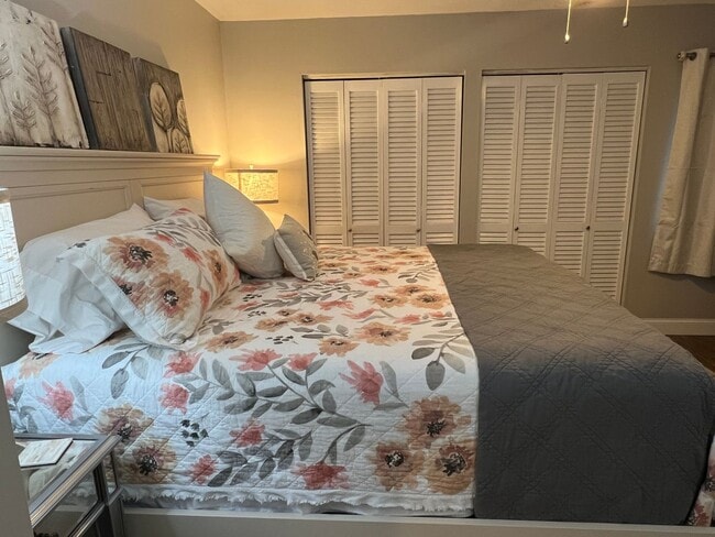 Building Photo - Walk to the beach from this 2BR FURNISHED ...
