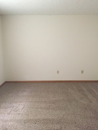 Building Photo - 760 Village Dr