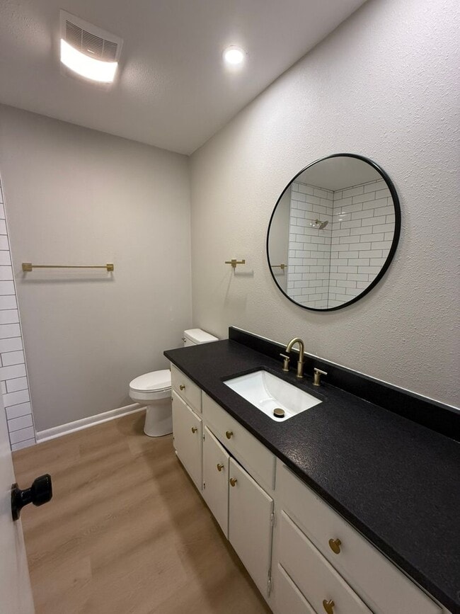 Building Photo - Available-Remodeled 3/2 with 4-Car Garage!