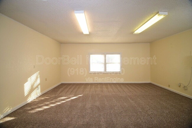 Building Photo - 746 W Commercial St