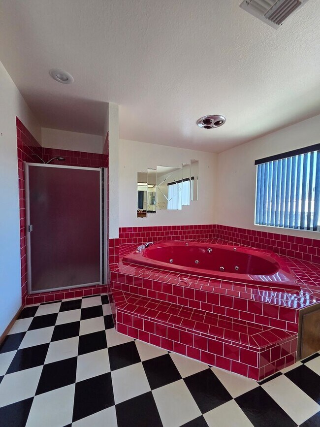 Building Photo - One of Kind 3 bed/2.5 bath home with 3 car attached garage located in BHC.