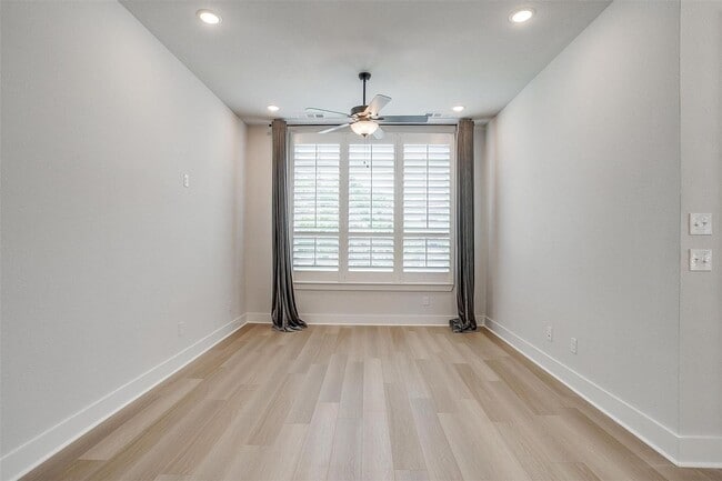 Building Photo - Stylish, Upgraded 3-bedroom, 2.5 bathroom ...