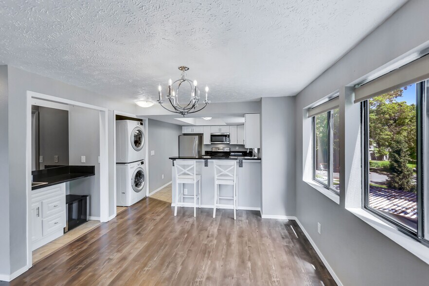 Building Photo - 162 S Coeur Dalene St