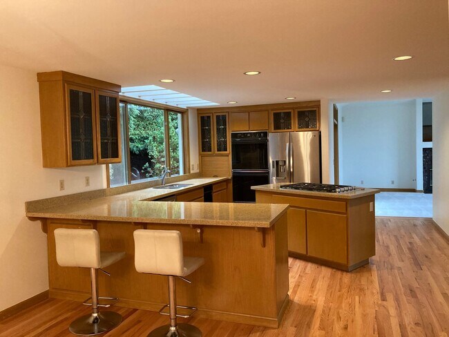 Building Photo - 3bd/3.5ba in Summit Executive Neighborhood
