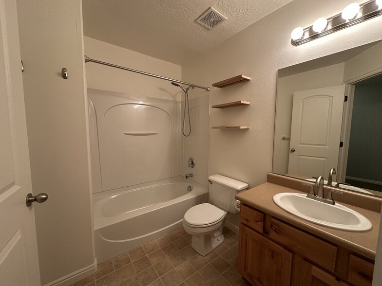 Building Photo - 775 Black Horse Dr