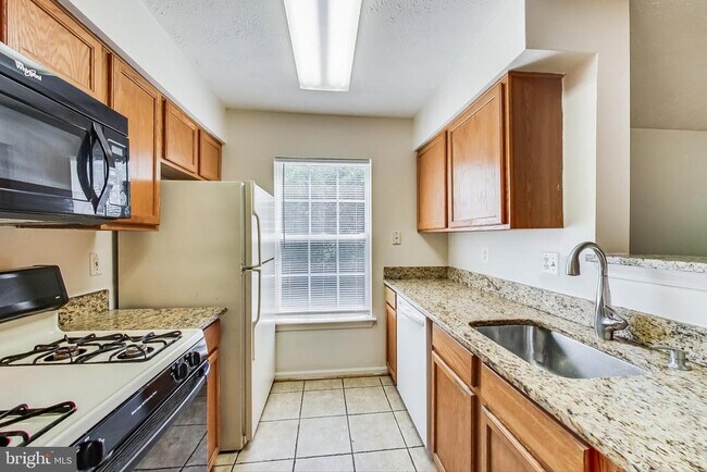 Building Photo - 8911 Town Center Cir