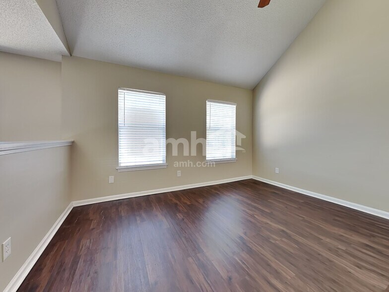 Building Photo - 223 Longleaf Cir
