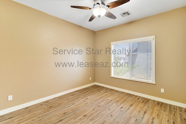 Building Photo - 978 E Corral St