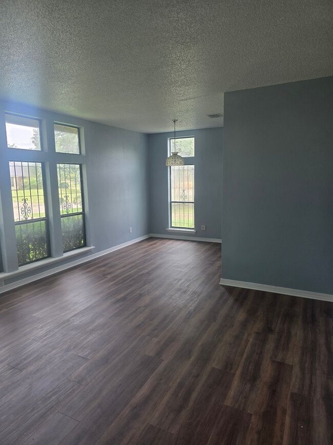 Building Photo - Refurbished - 3 bdrm 2 bath