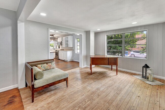 Building Photo - Bluelake Unit 3