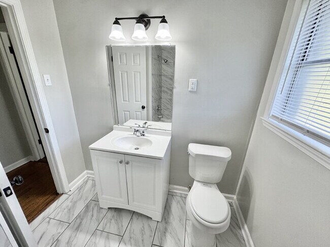 Building Photo - 3176 Beauchamp Dr