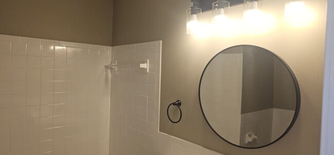 Building Photo - Move in special - Newly Renovated SF in North KC