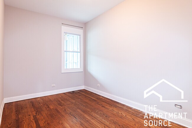 Building Photo - 2509 W Diversey Ave