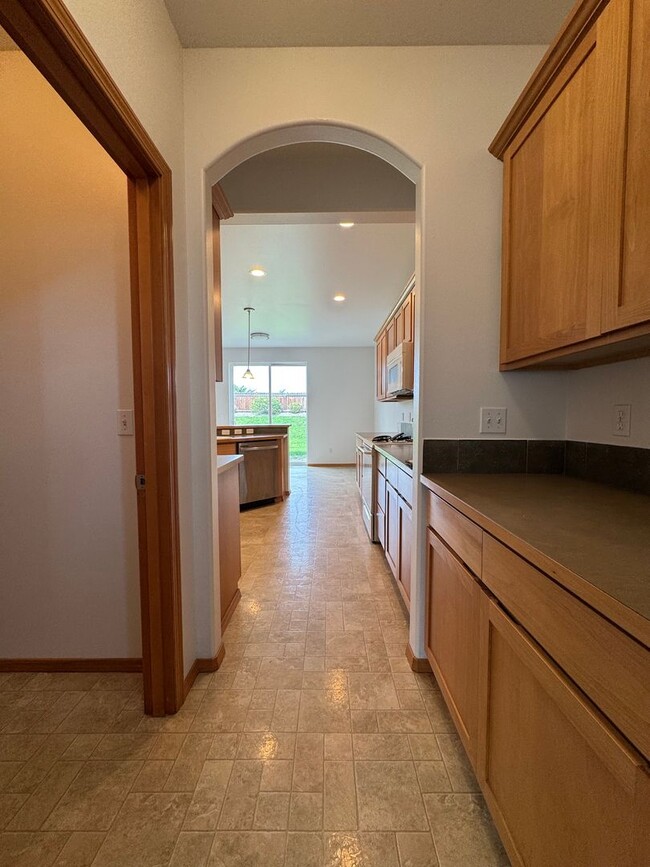 Building Photo - Large 4 Bed Rental in Established Neighborhood