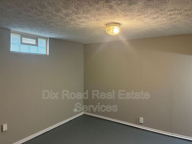 Building Photo - 112 Iroquois Ave