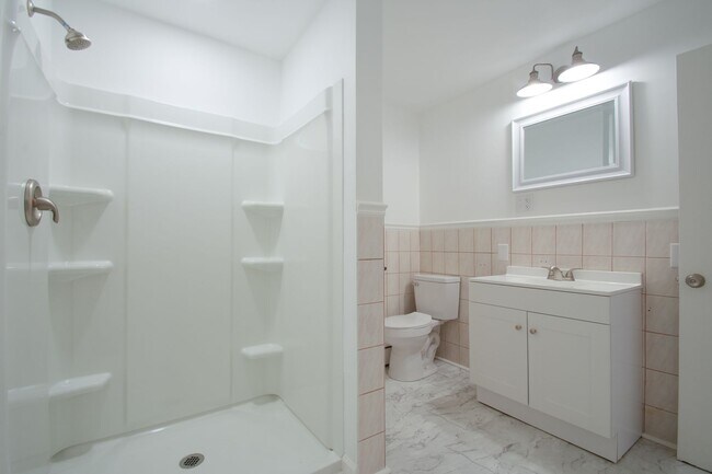 Building Photo - Newly Renovated 3 Bedroom 1.5 Bathroom Sla...