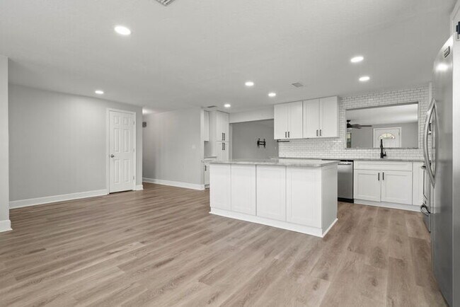 Building Photo - UPGRADED Home For Rent in Orangewood Highl...