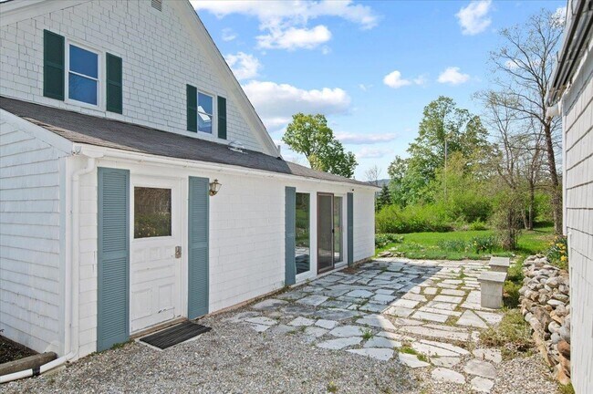 Building Photo - 627 W Rd