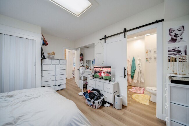 Building Photo - Massive 10 Bedroom Newly Renovated House P...