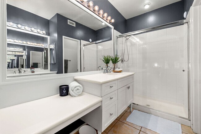 Building Photo - 205 Montana Del Lago Dr