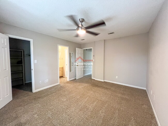 Building Photo - Location! 2-Bed Townhouse with 2.5 Baths i...