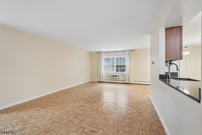 Building Photo - 135 S Maple Ave